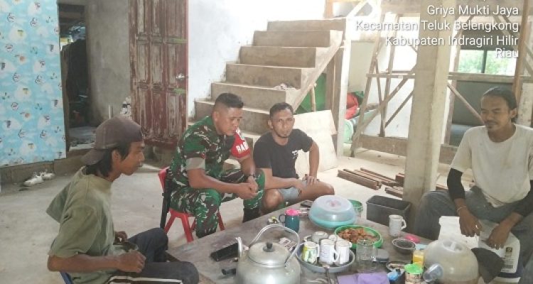 Kopda Raja Sihotang bincang santai bersama Warga dan memberikan informasi terkait penerimaan Anggota TNI (Fhoto Koramil 06 Kateman)