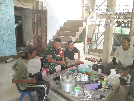 Kopda Raja Sihotang bincang santai bersama Warga dan memberikan informasi terkait penerimaan Anggota TNI (Fhoto Koramil 06 Kateman)