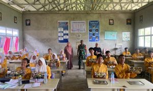 Babinsa Koramil 06 Kateman bersama tim SPPG mendistribusikan MBG ke sekolah (Fhoto dokumentasi Koramil 06 Kateman)