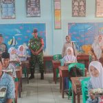 Babinsa Koramil 06 Kateman dan Tim SPPG bagikan MBG ke Pelajar (Fhoto Dokumentasi Koramil 06 Kateman)