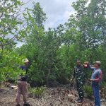 Bersama Masyarakat Kuala Selat, Koptu Deri P pantau lahan masyarakat, pastikan tidak ada titik api (Fhoto Dokumentasi Koramil 06 Kateman)
