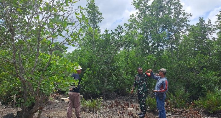 Bersama Masyarakat Kuala Selat, Koptu Deri P pantau lahan masyarakat, pastikan tidak ada titik api (Fhoto Dokumentasi Koramil 06 Kateman)