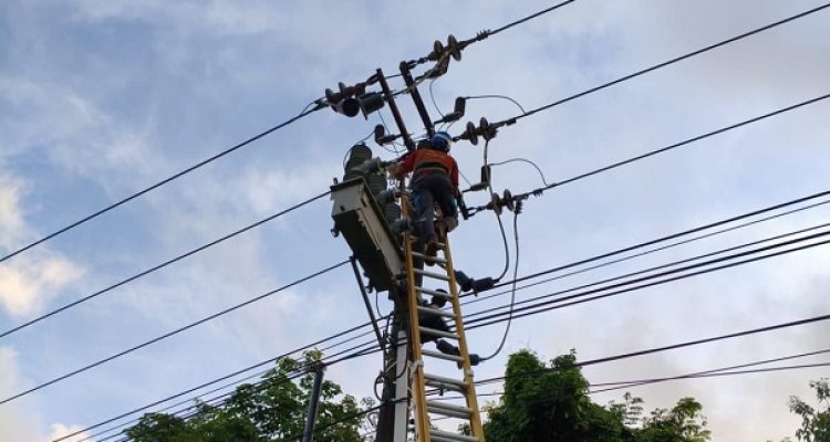 Ilustrasi: Petugas Pelayanan Teknik melakukan pemeriksaan instalasi listrik pascapengungkapan kasus pencurian kabel listrik