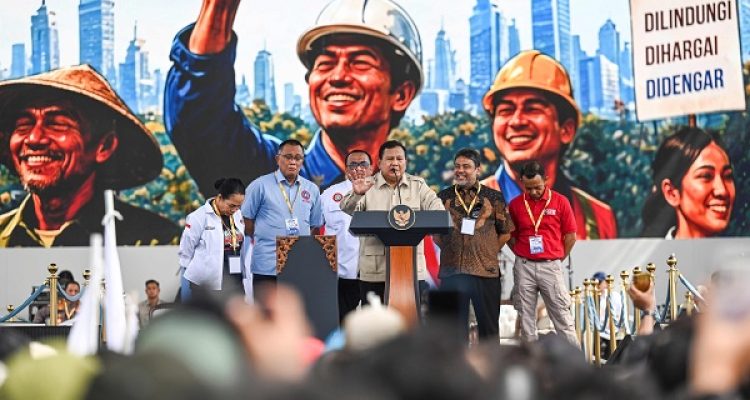 Presiden Prabowo Subianto bersama pimpinan serikat buruh menghadiri May Day 2026 di Monas, Jakarta, Jumat (1/5/2026).