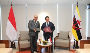 Menteri Pemuda dan Olahraga Republik Indonesia, Erick Thohir, melakukan pertemuan bilateral dengan Menteri Kebudayaan, Pemuda dan Olahraga Brunei Darussalam, Dato Nazmi Mohamad, yang berlangsung di The Meru Hotel, Bali. (Foto: dok/kemenpora.go.id)